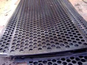 筛板该用什么方法将它固定住？